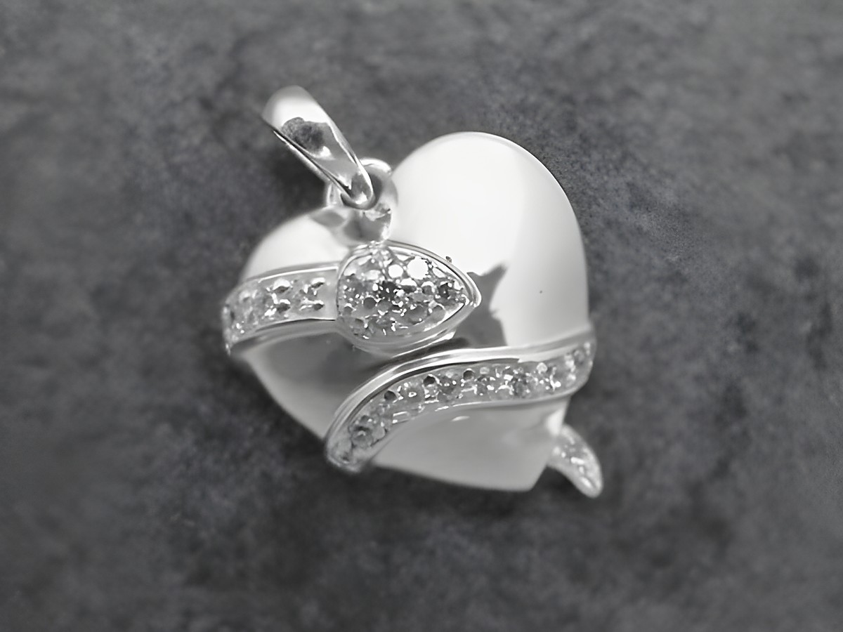 Herzanhänger mit Schlange aus Sterling Silber, verziert mit Zirkonia, strahlt in einem hinreißenden weißen Finish. Hersteller Juwelier Harnisch, Perlen & Steine.