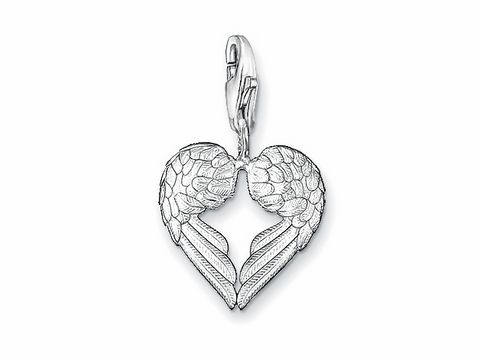 Charms Anhänger von Thomas Sabo in Form von Engel Flügeln, aus Silber gefertigt, mit detaillierter Ornamentierung und einem Anhänger zur Befestigung, ideal für personalisierten Schmuck.