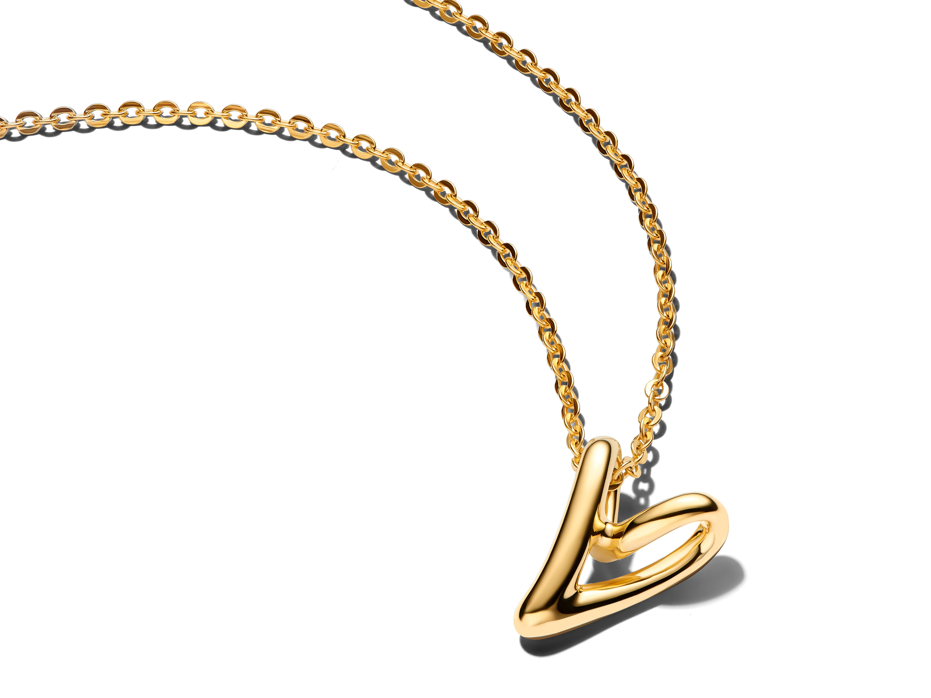 Eine zarte Halskette mit organisch geformtem Herzanhänger aus gelbgold vergoldetem Material, elegant und modern, perfekt für jeden Anlass. Länge der Kette beträgt 45 cm.