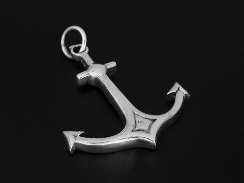 Silber Anhänger in Form eines Ankers, symbolisch für Seefahrt und maritimes Leben, hergestellt von Juwelier Harnisch, ideal für maritime Schmuckliebhaber.
