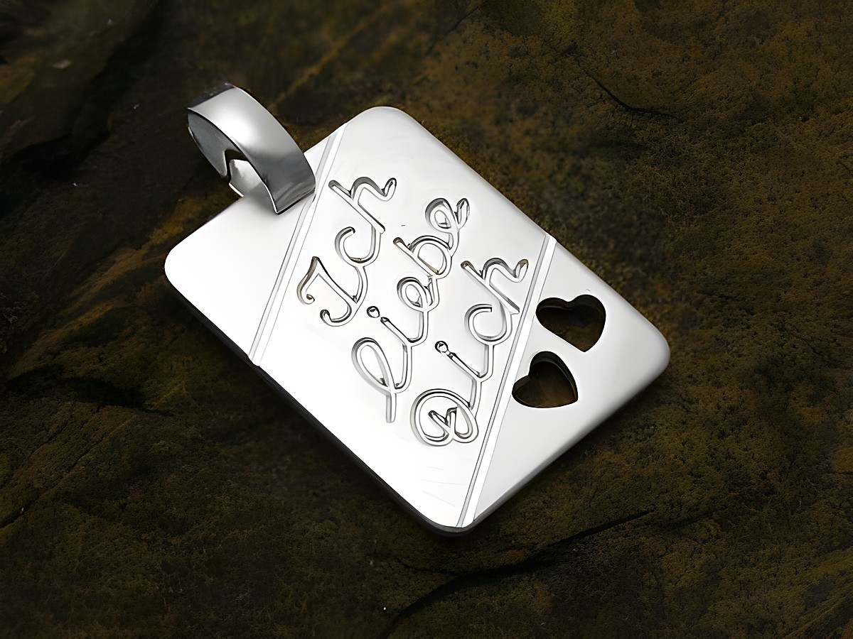 Ein Anhänger aus Sterling Silber mit der gravierten Aufschrift Ich liebe Dich und zwei Herzen, hergestellt von Juwelier Harnisch, ideal als Geschenk oder Liebesbotschaft.