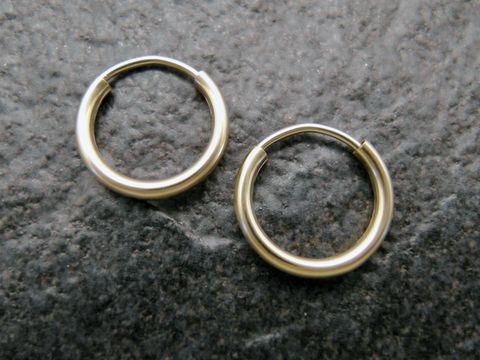 Gold Creolen 1,3 cm aus 585 Gold mit einer Breite von 2 mm, Hersteller Juwelier Harnisch, elegant und zeitlos, ideal für jeden Anlass.