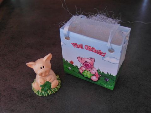 Schweinchen mit Geschenktasche und Kleeblatt, Hersteller Juwelier Harnisch, dekorative Figur für Glücksmomente, ideal zum Verschenken und Sammeln.