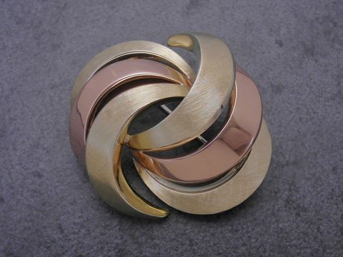 400530-0 Gold Brosche atemberaubend schön Gold 585 Anstecknadel Hersteller Juwelier Harnisch Broschen mit geschwungenem Design in verschiedenen Goldtönen.