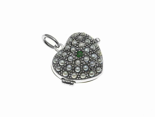Medaillon in Herzform aus Silber mit zeitlosem, weißen Perlendesign und einem Smaragd in der Mitte, Hersteller Juwelier Harnisch, ideal als elegantes Schmuckstück.
