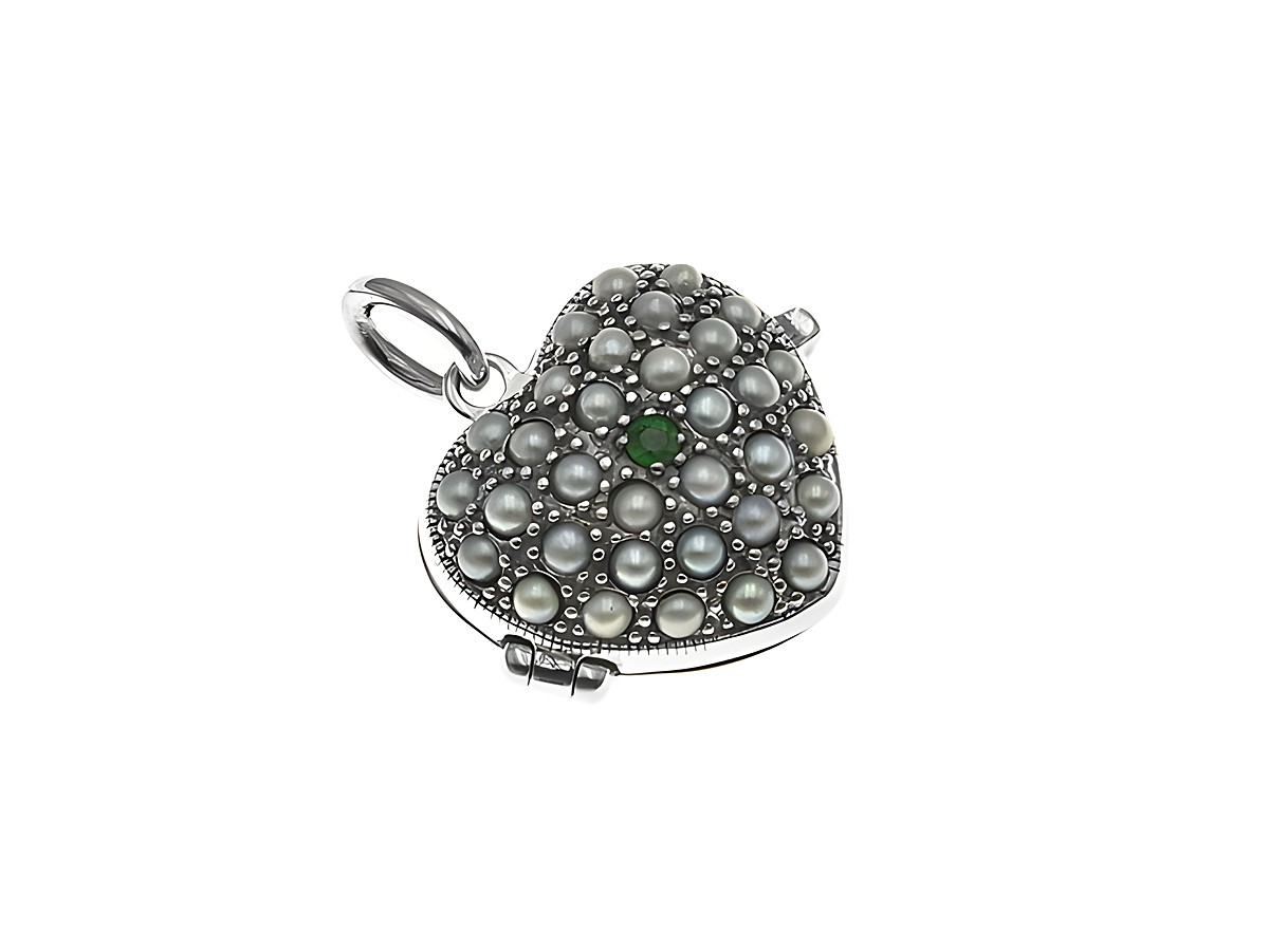 Medaillon in Herzform aus Silber mit zeitlosem, weißen Perlendesign und einem Smaragd in der Mitte, Hersteller Juwelier Harnisch, ideal als elegantes Schmuckstück.