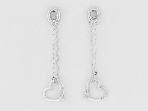 Silber Ohrringe Herz an Kettchen rhodiniert mit klarem Zirkonia Stein von Juwelier Harnisch als elegante Ohrhänger dargestellt.