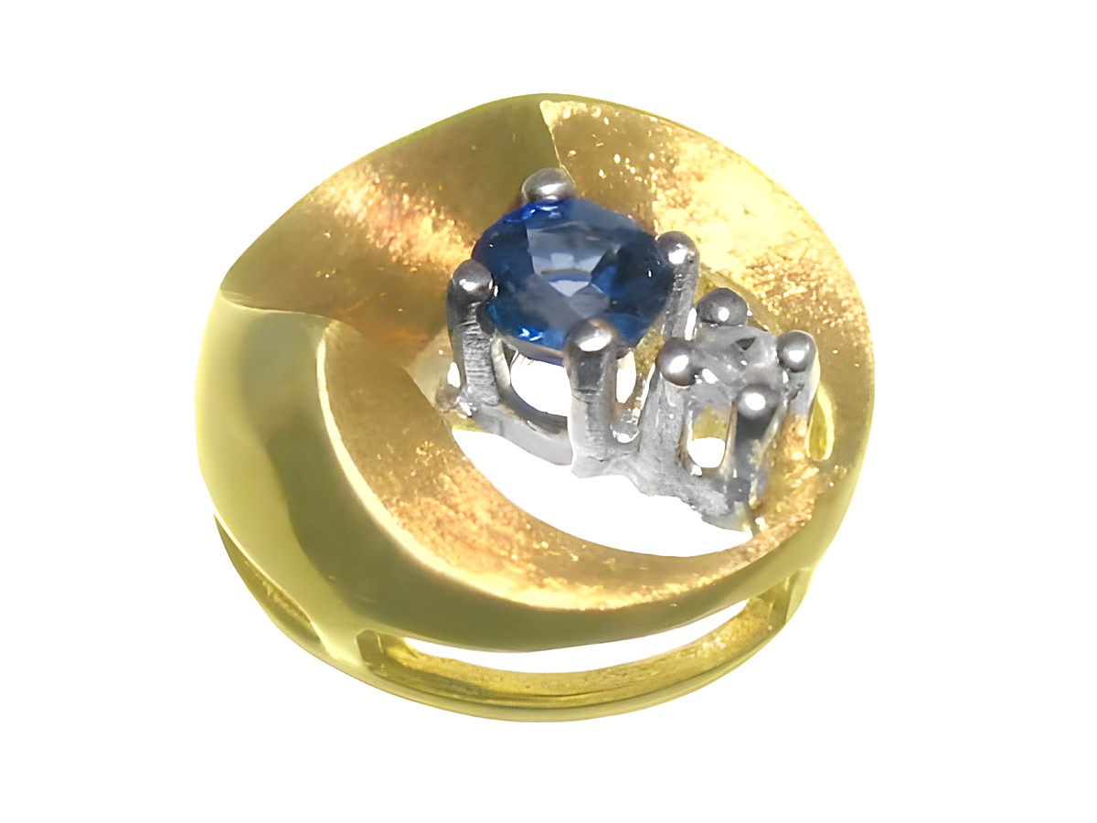Rund Diamant Gold 585 Anhänger bicolor mit einem Saphir im Zentrum, Durchmesser 10 mm, hergestellt von Juwelier Harnisch. Elegantes Design mit glänzenden Elementen.