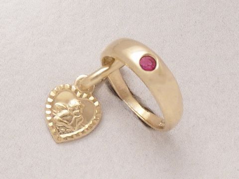 Taufring und Schutzengel in Herzform aus 925 Silber vergoldet mit einem Rubin, Hersteller Juwelier Harnisch, eleganter Schmuck für besondere Anlässe.
