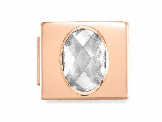 Ein charm in Roségold mit einem facettierten Zirkonia in ovaler Form. Der Zirkonia ist klar und funkelt, umgeben von einem schlichten Rahmen aus Roségold, ideal für eine Armbänder-Kombination.