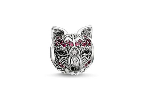 Ein Fuchs-Anhänger aus Silber mit geschwärzter Oberfläche, verziert mit mehrfarbigen Zirkonia und Kaltemail, von Thomas Sabo, Modell K0180-691-7, ideal für KARMA BEADS.