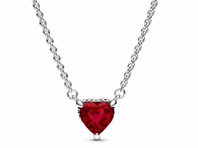 Pandora Kette mit Anhänger 392542C01-45 zeigt ein rotes Herz aus Kristall, umgeben von einem feinen Silberkettendesign, ideal für Liebesgeschenke, Länge 45 cm.