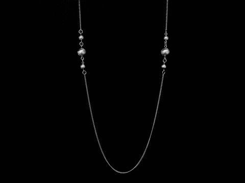 Lange Kette XXL versilbert aus Panzerkette mit Kugelelementen in 83 cm Länge, elegant und zeitlos, ideal für verschiedene Anlässe, Hersteller Juwelier Harnisch, versilberte Ketten.