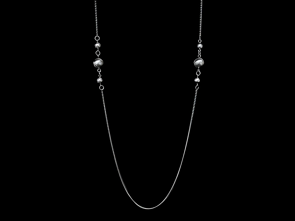 Lange Kette XXL versilbert aus Panzerkette mit Kugelelementen in 83 cm Länge, elegant und zeitlos, ideal für verschiedene Anlässe, Hersteller Juwelier Harnisch, versilberte Ketten.