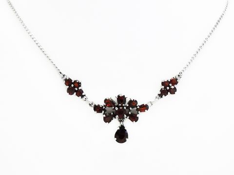 Granat Collier Kette 40,5 cm aus Sterling Silber mit funkelnden Granatsteinen in floraler Anordnung, Hersteller Juwelier Harnisch, elegantes Schmuckstück für besondere Anlässe.