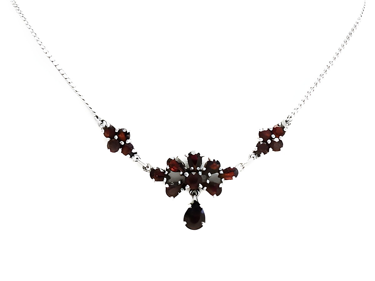 Granat Collier Kette 40,5 cm aus Sterling Silber mit funkelnden Granatsteinen in floraler Anordnung, Hersteller Juwelier Harnisch, elegantes Schmuckstück für besondere Anlässe.