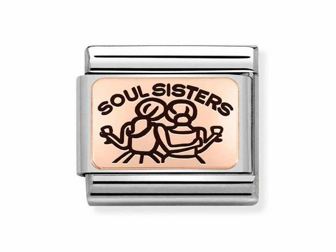 Eine Edelstahlplatte mit Roségold, die zwei stilisierte Figuren zeigt, die sich umarmen, umgeben von dem Schriftzug Soul Sisters. Ideal für Freundschaftsarmbänder.