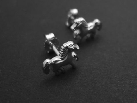Ohrringe in Form von Pferden aus rhodiniertem Sterling Silber, ideal für Kinder, hergestellt von Juwelier Harnisch.