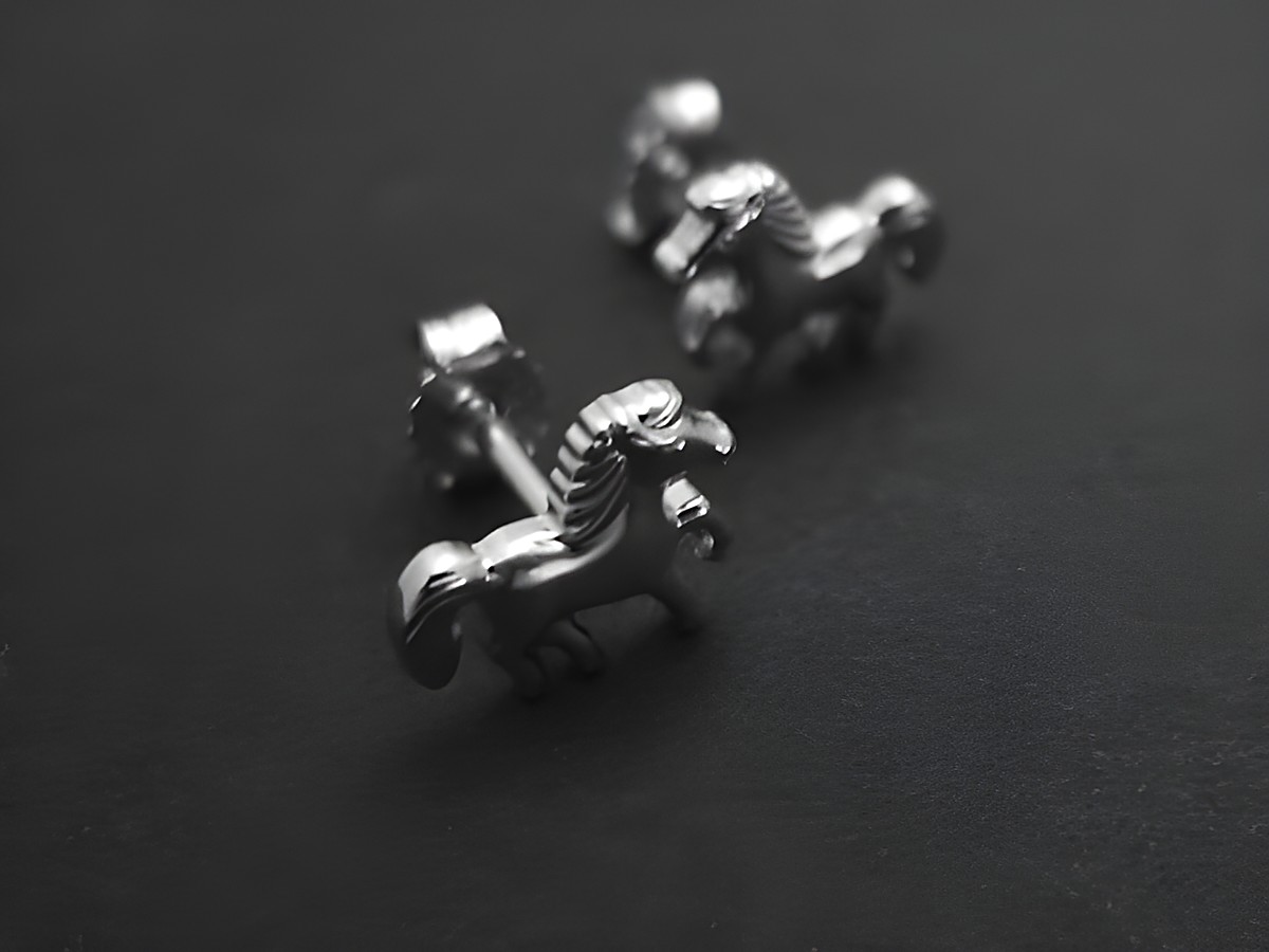 Ohrringe in Form von Pferden aus rhodiniertem Sterling Silber, ideal für Kinder, hergestellt von Juwelier Harnisch.