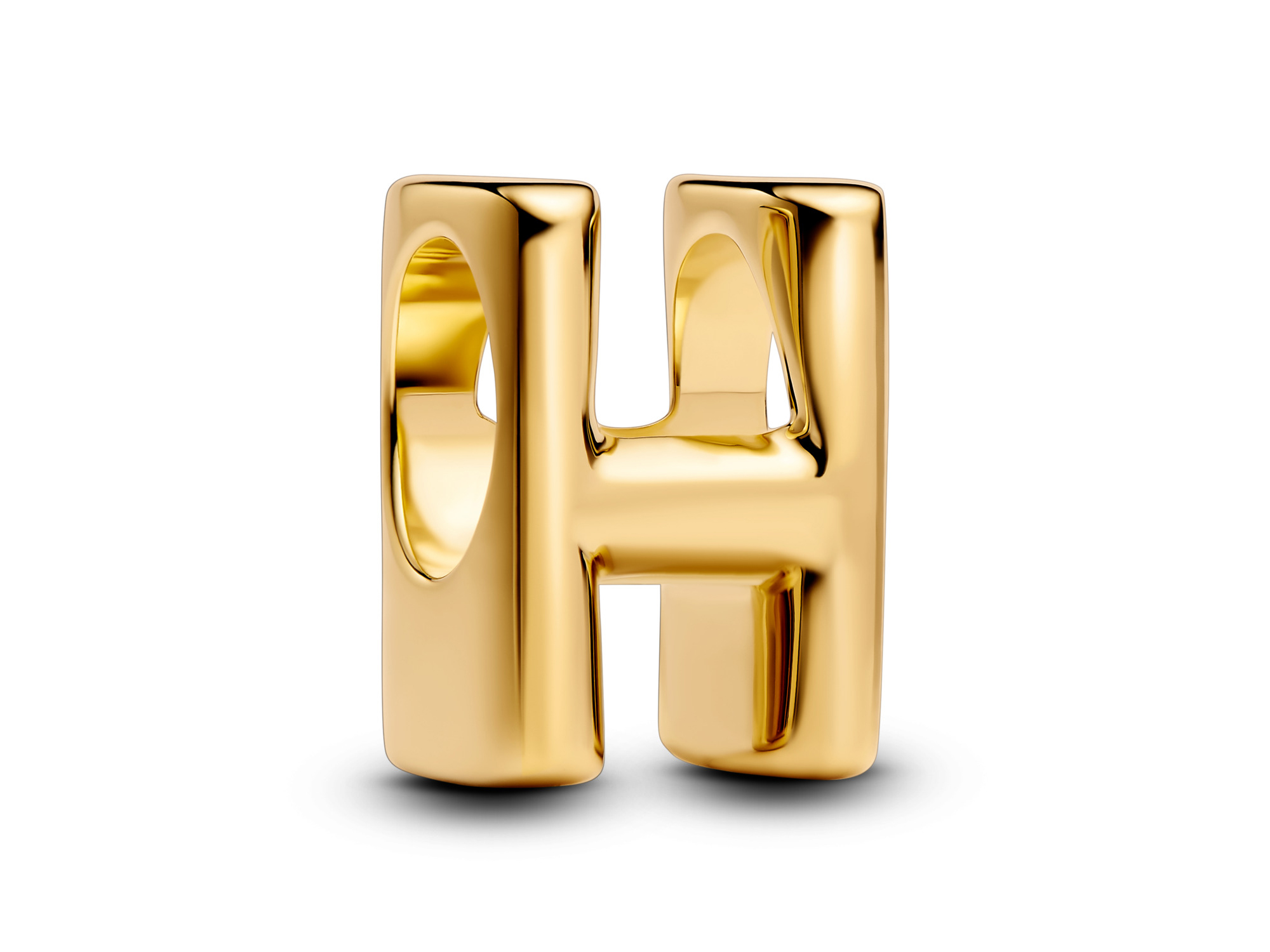Buchstabe H aus der Alphabet-Serie von Pandora in gelbgold vergoldeter Ausführung, glänzende Oberfläche, modern gestaltetes Design, ideal für individuelle Schmuckkreationen.