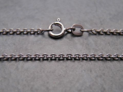42 cm Rundanker Silber Kette in Ruthenium-Anthrazit mit 2 mm Durchmesser, von Juwelier Harnisch, zeigt die detaillierte Struktur und den Verschluss der Kette.