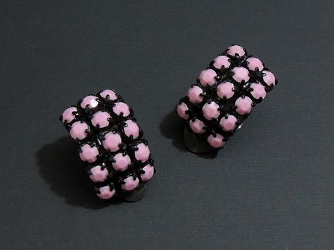 Strass Ohrclips in stilvollem rosa und schwarz, aus hochwertigem Material gefertigt, ideal für elegante Anlässe, hergestellt von Juwelier Harnisch, formschön und auffällig.