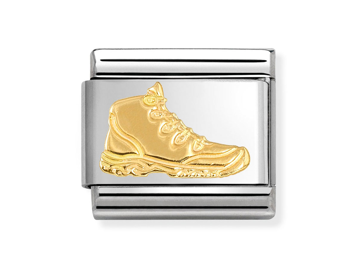 Trekkingschuh aus 585 Gelbgold, stilvoll verarbeitet, auf einem glänzenden Silberhintergrund. Hochwertiges Design von Nomination für Liebhaber von Outdoor-Aktivitäten.