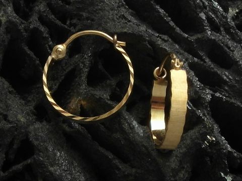 Creolen aus Gold 333 mit einem Durchmesser von 1,6 cm, zart im Diamantschliff, teilmattiert, vom Juwelier Harnisch, bis 25 mm, elegant und zeitlos.
