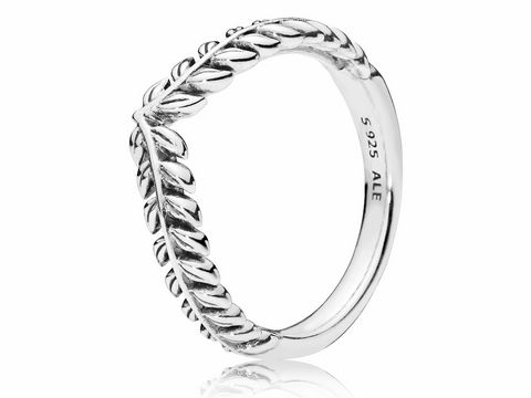 Silberring von Pandora mit Blattdesign aus hochwertigem 925er Silber, Größe 52, Artikelnummer 197681-52, elegant und zeitlos.