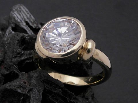 Gold Ring imposant Gold 585 Zirkonia Goldring Gr. 55 Hersteller Juwelier Harnisch bis Gr. 56/18 eleganter Schmuck mit funkelndem Stein auf schwarzem Hintergrund.