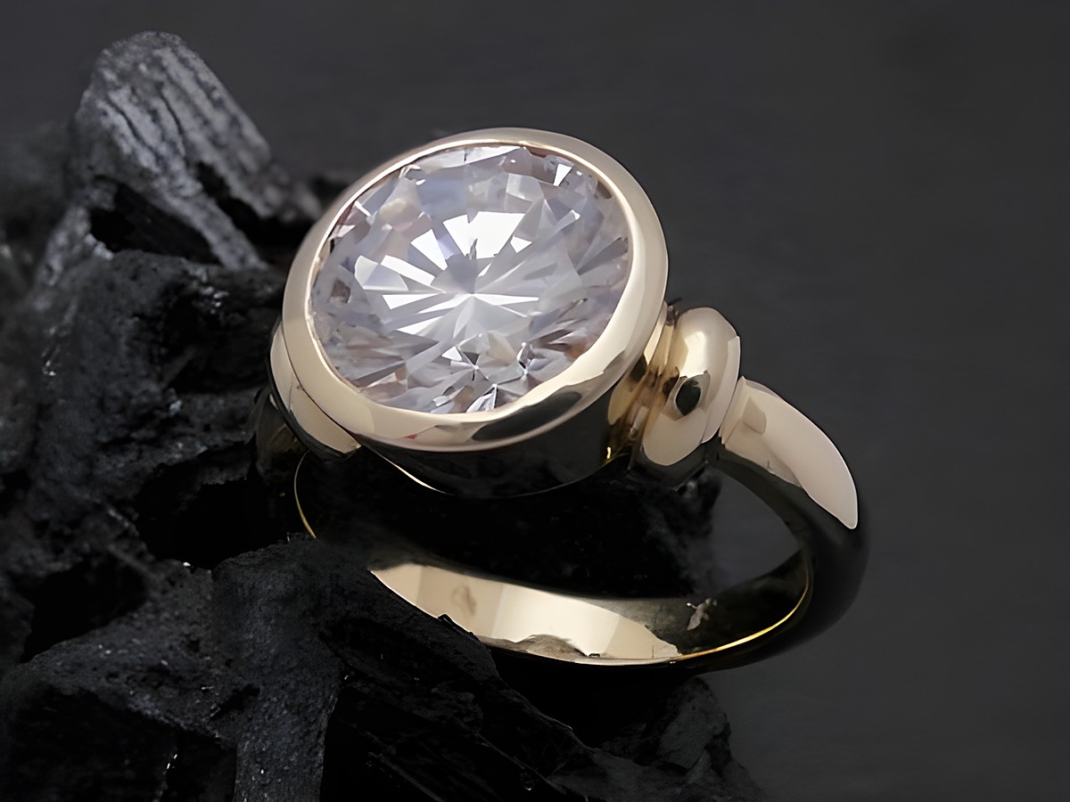 Gold Ring imposant Gold 585 Zirkonia Goldring Gr. 55 Hersteller Juwelier Harnisch bis Gr. 56/18 eleganter Schmuck mit funkelndem Stein auf schwarzem Hintergrund.