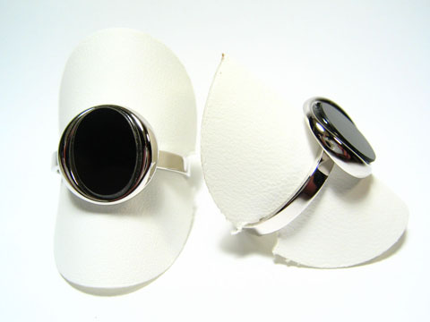 Feiner Designer Silber Ring rhodiniert mit schwarzem Onyx, Hersteller Juwelier Harnisch, in verstellbarer Ausführung, elegant präsentiert auf einem weißen Untergrund.