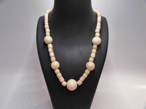 Holzkette mit Kugeln in naturbraun, Durchmesser der Kugeln 21 mm, Länge 60 cm, aus Holz, hergestellt von Juwelier Harnisch. Ideal für stilvollen Schmuck.