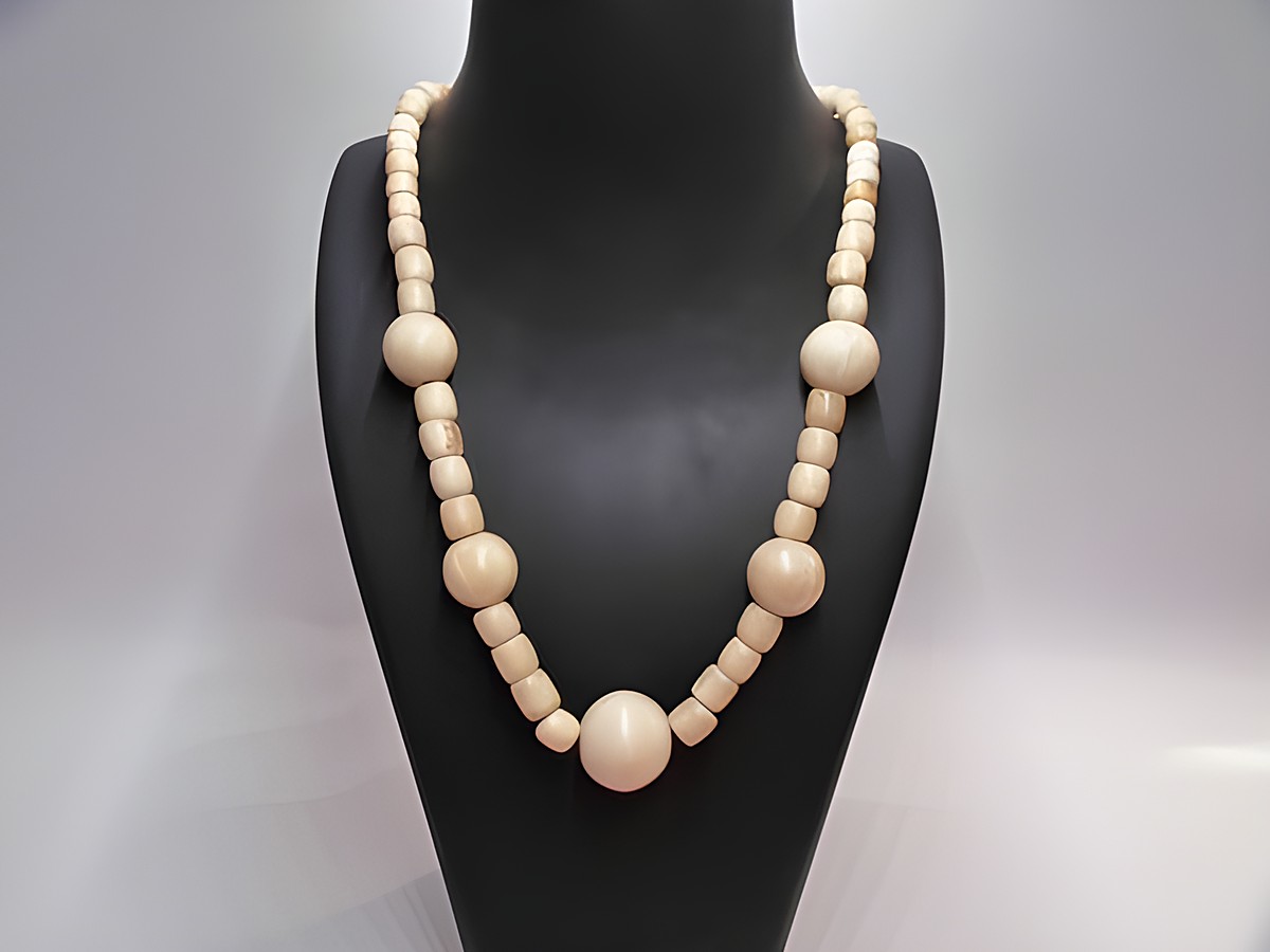 Holzkette mit Kugeln in naturbraun, Durchmesser der Kugeln 21 mm, Länge 60 cm, aus Holz, hergestellt von Juwelier Harnisch. Ideal für stilvollen Schmuck.