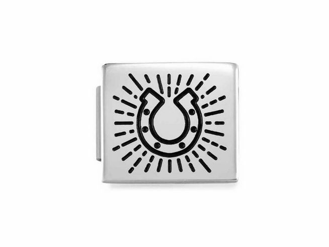 Edelstahl Charm von Nomination mit einem Hufeisen-Motiv, umgeben von strahlenden Linien, betont die Symbolik von Glück und Schutz.