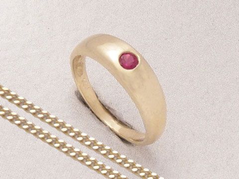 Taufring Gold 333 mit einem Rubin besetzt, ergänzt durch eine vergoldete Kette, Taufgeschenk vom Hersteller Juwelier Harnisch, inklusive Kette.