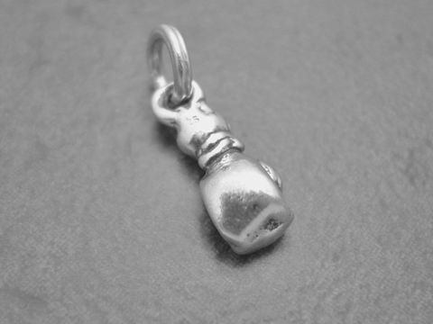 Boxhandschuh rechts als Silber Anhänger für sportliche Anlässe, verziert mit einem Diamant, Größe 19,3 mm, Hersteller: Juwelier Harnisch, ideal für Sportliebhaber.
