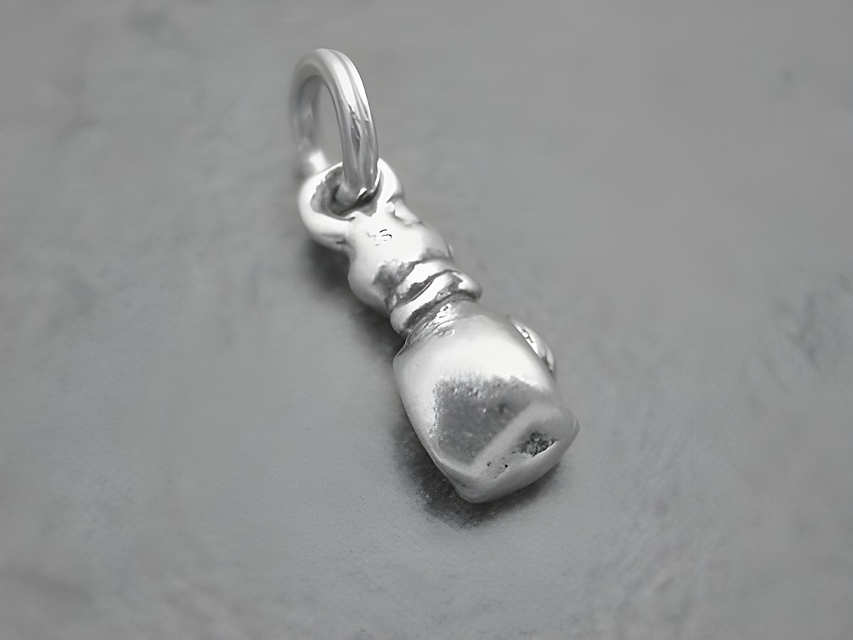 Boxhandschuh rechts als Silber Anhänger für sportliche Anlässe, verziert mit einem Diamant, Größe 19,3 mm, Hersteller: Juwelier Harnisch, ideal für Sportliebhaber. – Ansicht 2
