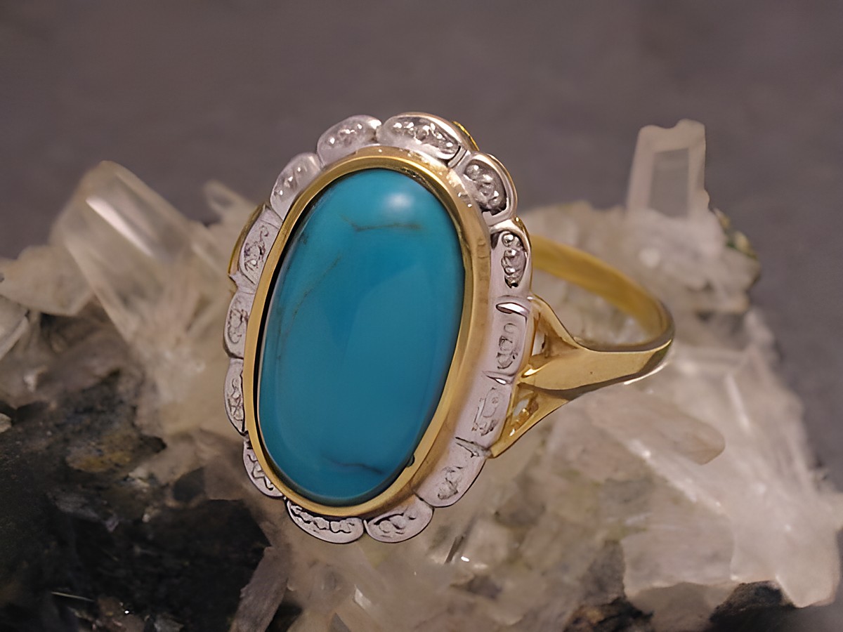 Goldring designbetont in Gold 333 mit ovalem Türkis und zarten Verzierungen, Größe 56, Hersteller Juwelier Harnisch, bis Größe 56/18.