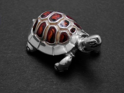 Silberne Figur einer Schildkröte in rotbraunen Emaille-Tönen, hergestellt von Juwelier Harnisch, aus Echtsilber, detailreich und elegant gestaltet, perfekt für Sammler.