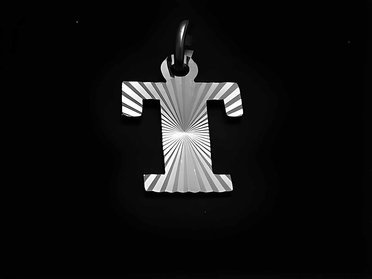 Sterling Silber Buchstaben Initialen Diamantschliff in Form eines Buchstabens T, hergestellt von Juwelier Harnisch, polierte Oberfläche mit strahlenförmigem Muster.