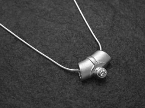 Extravaganter Anhänger aus sterling Silber mit Kette, von Juwelier Harnisch, elegant gestaltet mit funkelndem Detail. Ideal für besondere Anlässe oder als einzigartiges Geschenk.