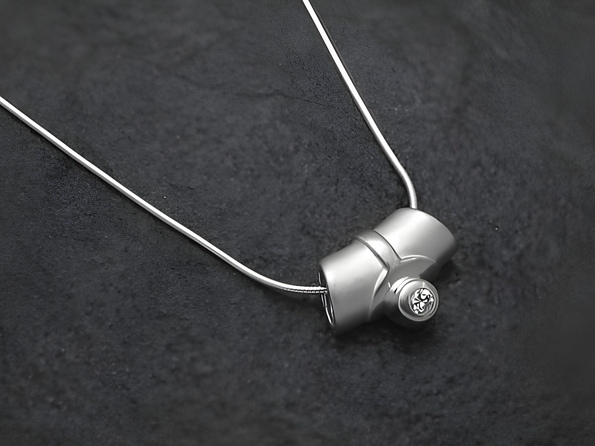 Extravaganter Anhänger aus sterling Silber mit Kette, von Juwelier Harnisch, elegant gestaltet mit funkelndem Detail. Ideal für besondere Anlässe oder als einzigartiges Geschenk.