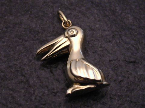 Großer Gold Anhänger Vogel - Pelikan, Hersteller: Juwelier Harnisch, detailreiche Darstellung eines stilisierten Pelikans mit hervorstechendem Schnabel, ideal als Schmuckstück für Tierliebhaber.