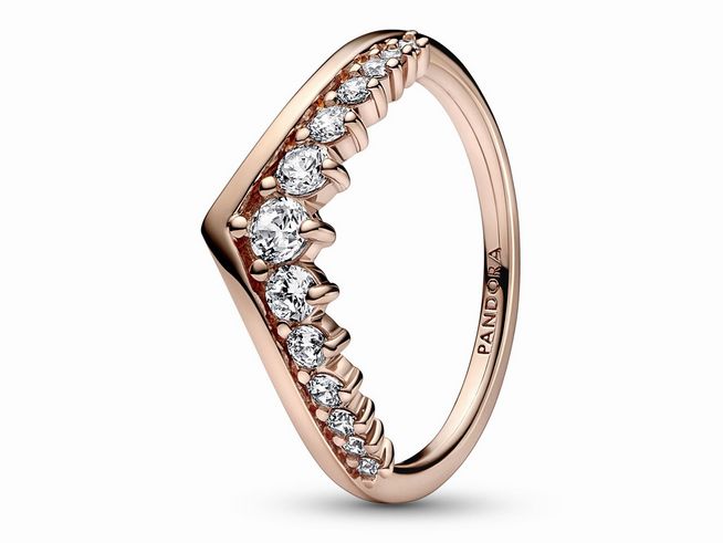 182320048-0 Schwebender Pavé-Ring aus rosévergoldetem Metall von Pandora, Größe 48. Der Ring ist mit klaren Zirkonia-Steinen verziert und hat eine elegante, geschwungene Form.