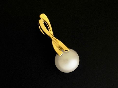 Gold Anhänger verschlungen mit einer Süßwasser Zuchtperle aus 585 Gold, Hersteller Juwelier Harnisch, elegant und zeitlos, ideal als Schmuckstück für besondere Anlässe.