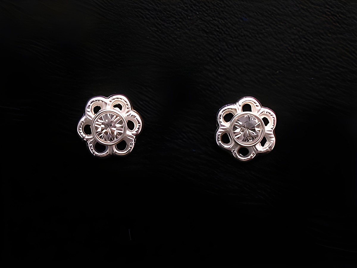 Ohrringe Blümchen Sterling Silber romantisch mit Zirkonia für Kinder, Hersteller Juwelier Harnisch, zarte Blumenform mit funkelndem Stein in der Mitte, ideal als Geschenk oder für besondere Anlässe.