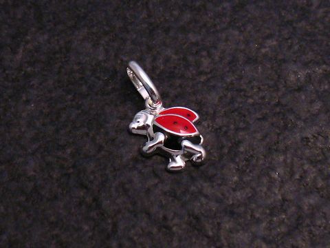 Ein niedlicher Anhänger in Form eines Marienkäfers aus Sterling Silber, perfekt für Kinder, hergestellt von Juwelier Harnisch.