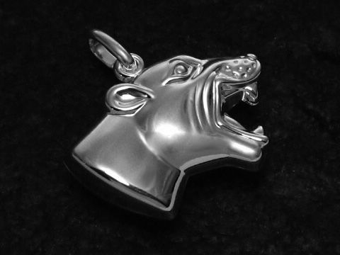 Raubtier Sterling Silber Anhänger mit einem detailliert gestalteten Löwenkopf in glänzender Optik, Hersteller Juwelier Harnisch, 20 mm, symbolisiert Stärke und Eleganz.