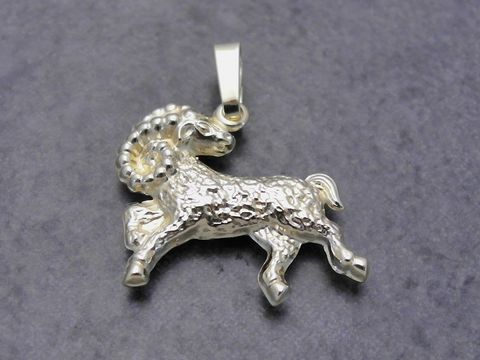 Anhängermotiv Sternzeichen Widder in gold, plastisch gestaltet, vom Hersteller Juwelier Harnisch, elegant und detailreich. Ideal für eine stilvolle Präsentation im Onlineshop.